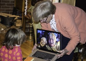 גולשים ברשת איך להדריך את סבא וסבתא על שימוש באינטרנט