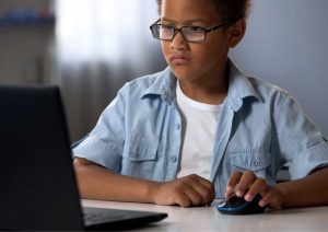 התרומה של רפי ואייל אדרעי: מחשב לילדים נזקקים בתקופת הקורונה
