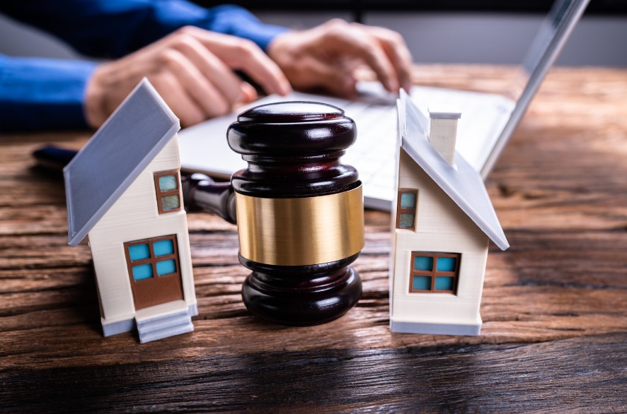 מי עוזב את הבית בגירושין