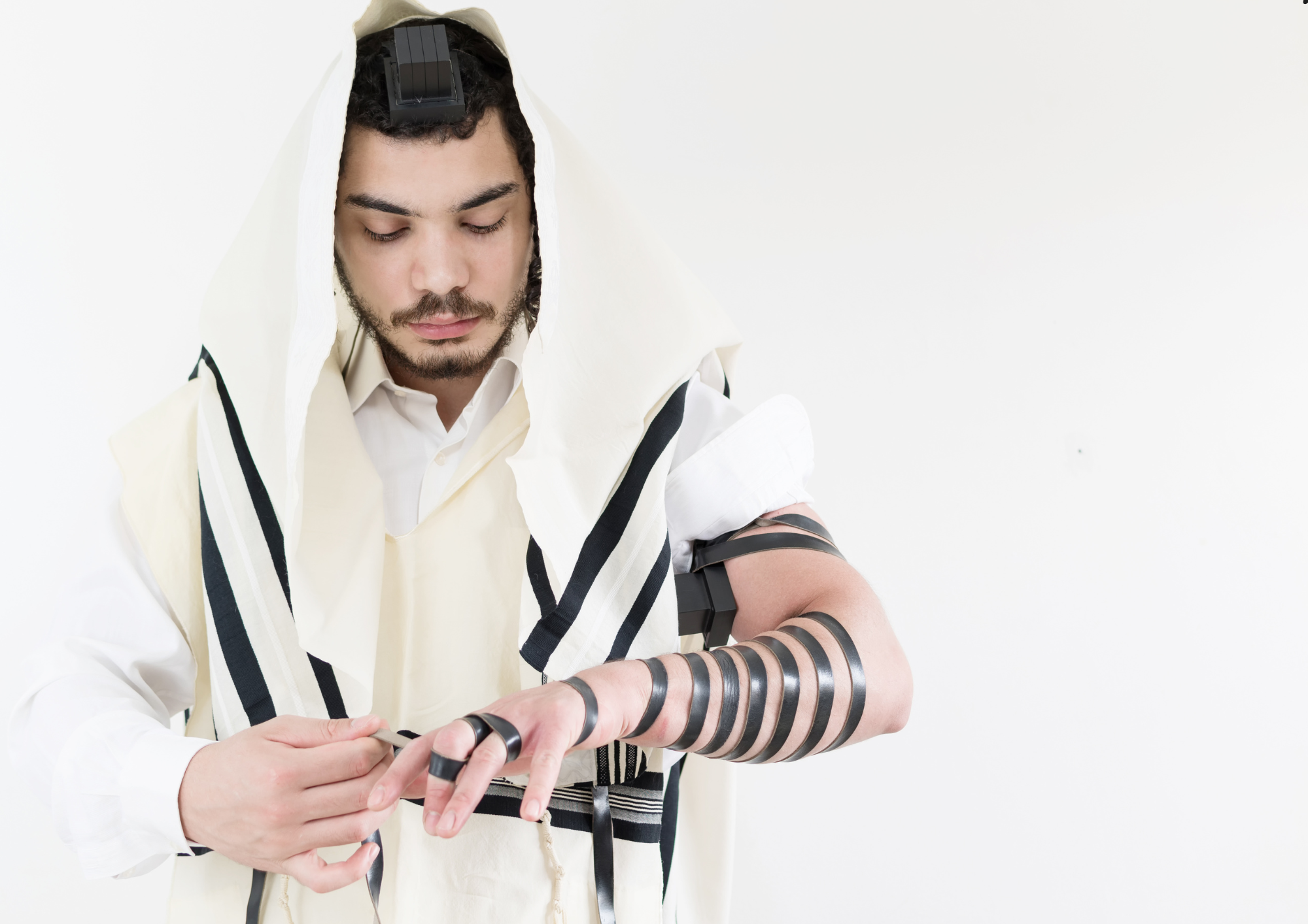 על איזה יד מניחים תפילין